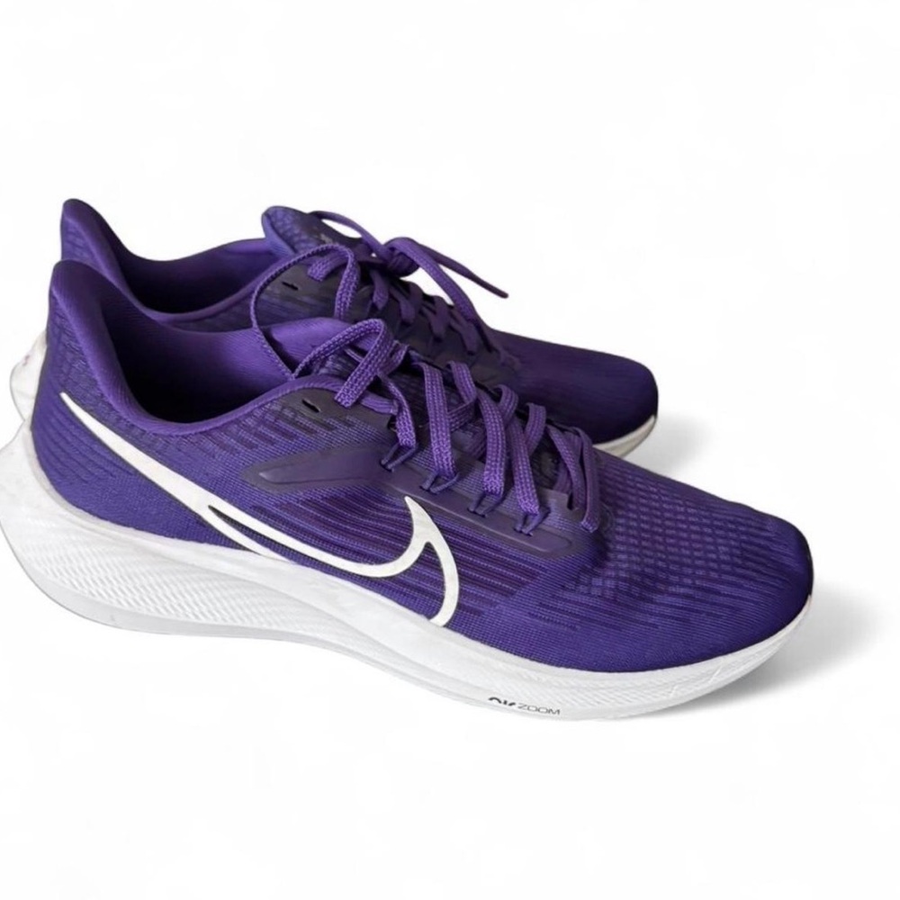 Nikes Air Zoom Pegasus 39 purple running shoes. Size 10.5 Woman